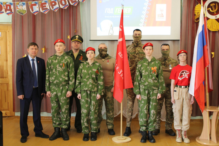 “Знамя Победы” гордо реет в нашей школе!.